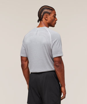 VERSATILE SEAMLESS T-SHIRT