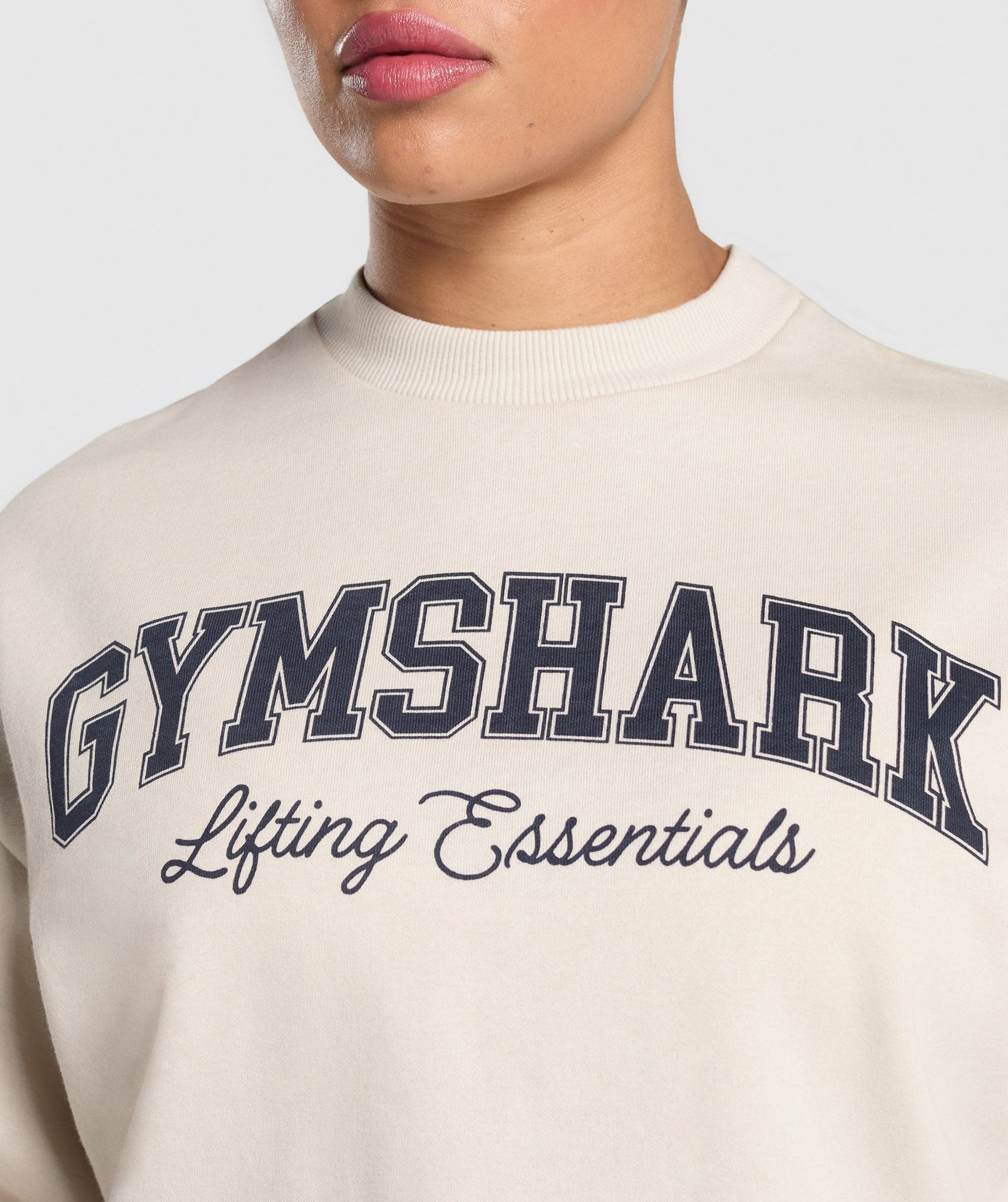 LIFTING ESSENTIALS GRAPHIC BRUSHED OVERSIZED SWEATSHIRT
