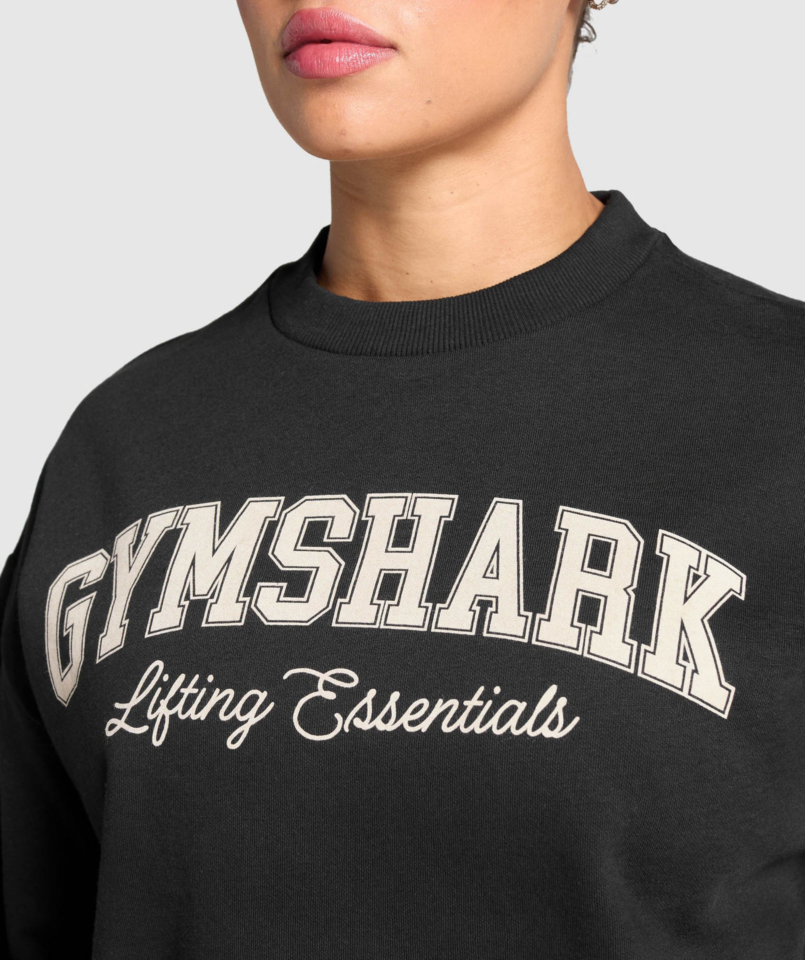 LIFTING ESSENTIALS GRAPHIC BRUSHED OVERSIZED SWEATSHIRT