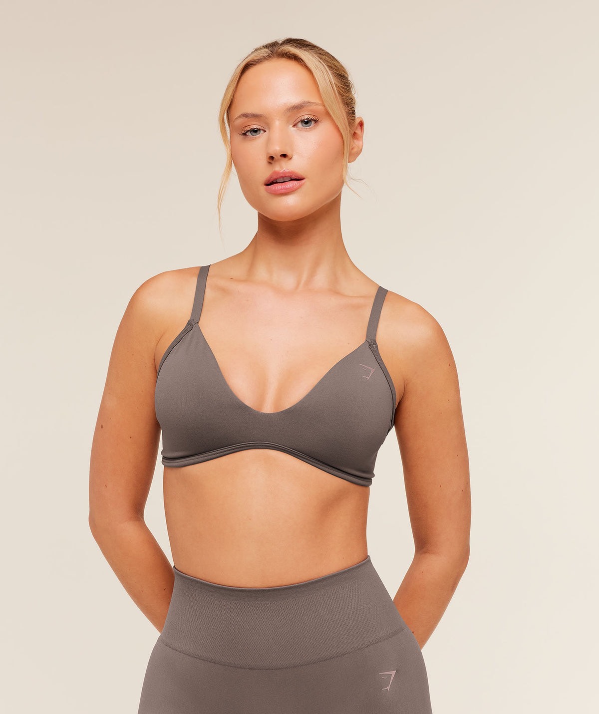 SOFT SCULPT V-NECK SPORTS BRA