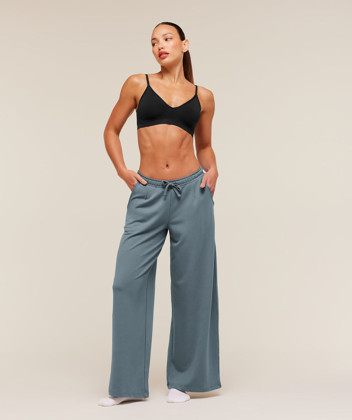 FEATHERFORM™ V-NECK BRALETTE