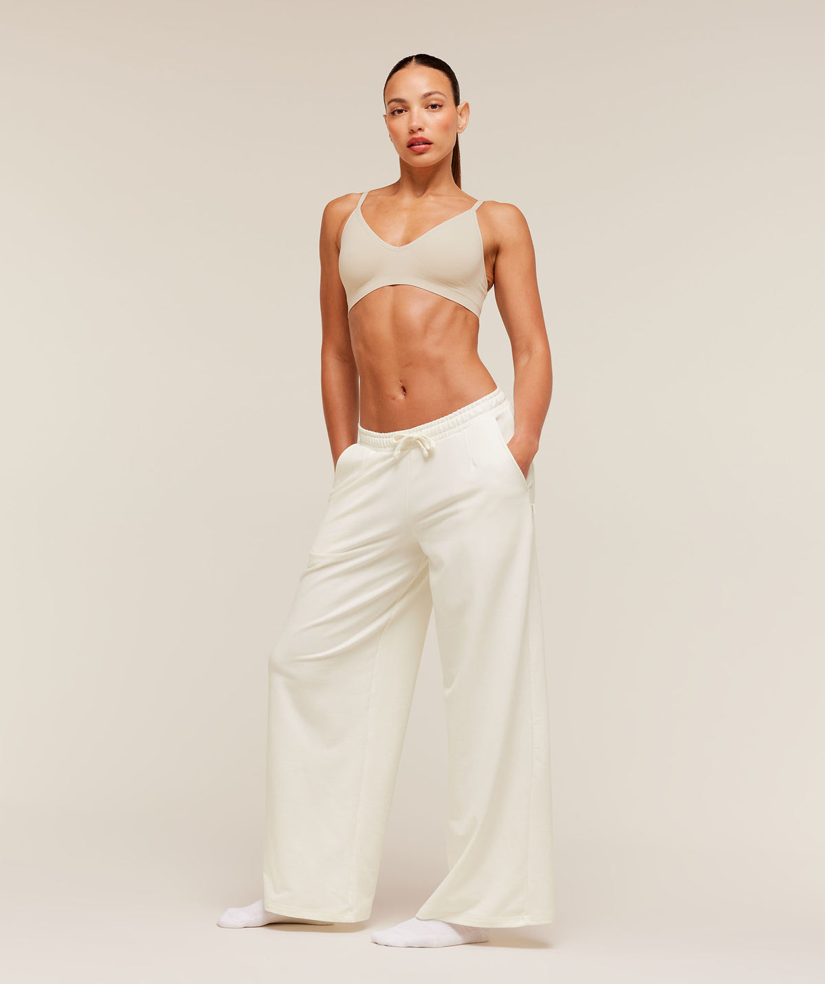 FEATHERFORM™ V-NECK BRALETTE