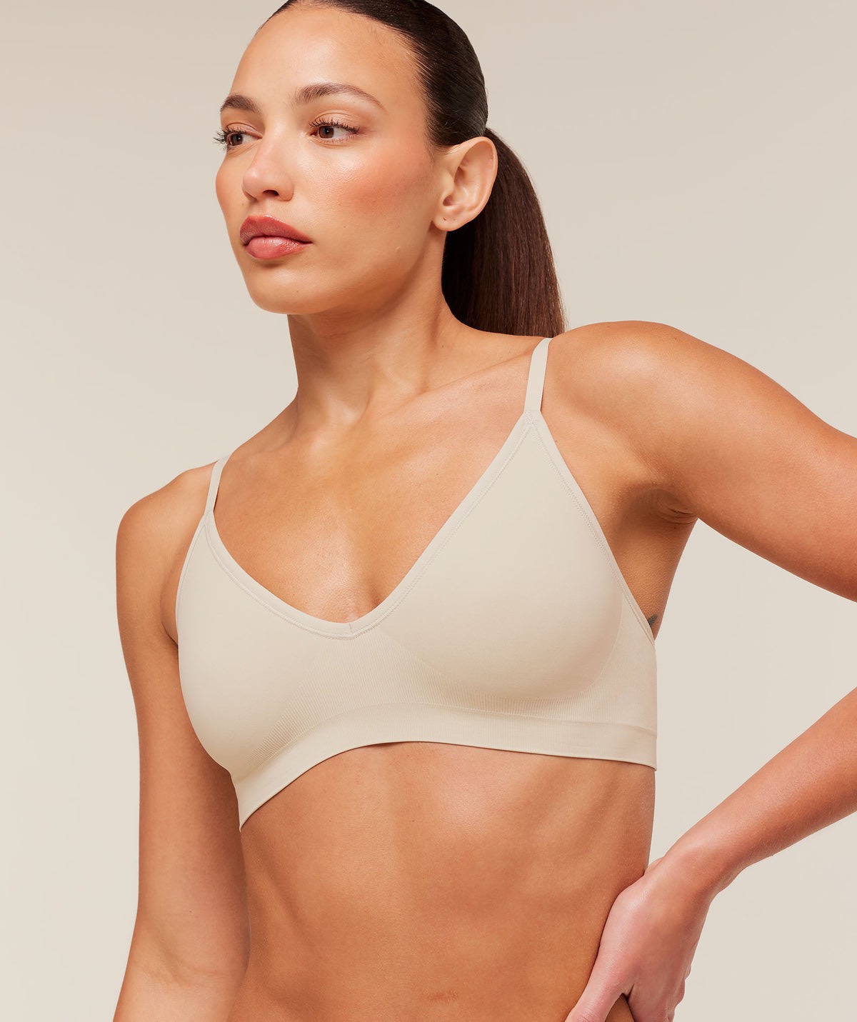 FEATHERFORM™ V-NECK BRALETTE